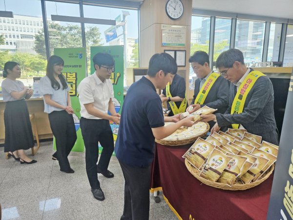 추석을 맞아 쌀소비 촉진을 위해 충남 관내 63개 영업점 내방 고객을 대상으로 우리 쌀로 만든 떡 나눔 행사 진행