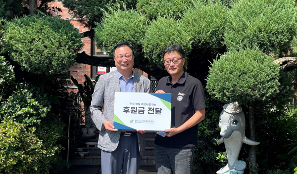 aT 추석맞이 나주백민원 아동시설 후원 * (왼쪽부터) aT 기노선 부사장, 나주백민원 심상대 원장