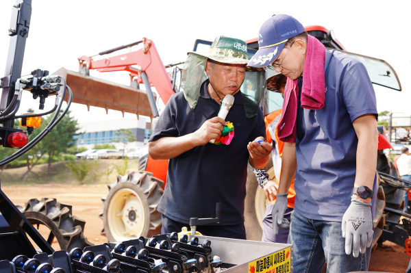 10일, 서산시농업기술센터 농업기계교육장에서 진행된 마늘 기계화 파종 연시회 진행 모습