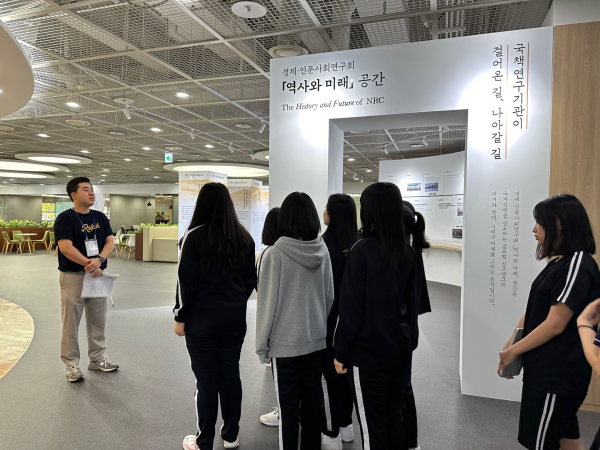 학생들이 국책연구기관에서 현장 견학형 프로그램에 참여하고 있는 모습.