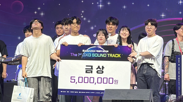 지난 6일, ‘GXG 2024 게임음악 경연대회’에서 금상을 수상한 노사무엘, 김재중 학생팀의 모습