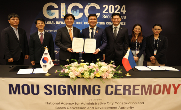 김형렬 행복청장(왼쪽에서 세 번째)이 필리핀 기지전환개발청 조슈아 제이크 빙캉 청장(왼쪽에서 네 번째)과 양자면담 이후, 도시개발 협력 양해각서를 체결하였다