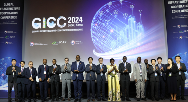 김형렬 행복청장(왼쪽에서 여덟 번째)이 GICC 한-아프리카 협력세션 개회식 참석자들과 함께 기념촬영을 하고 있다