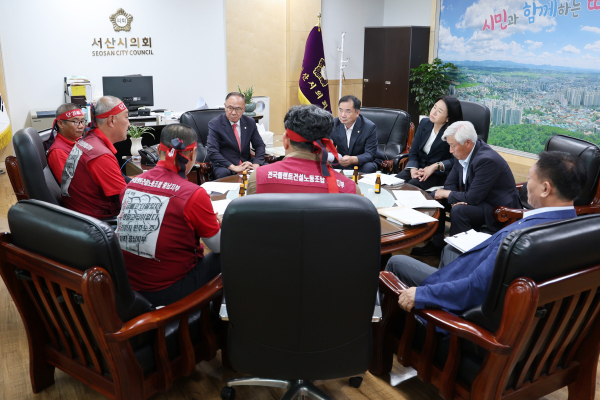 서산시의회, 전국플랜트노동조합 충남지부 임원진과 간담회 진행 모습