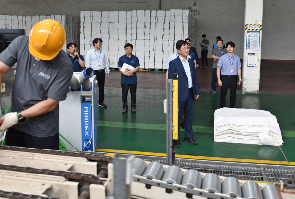 성창훈 사장이 제지본부에서 ‘CEO 현장 특별안전점검’을 실시하고 있다.