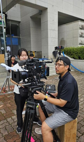 벌크업 촬영하고 있는 영상촬영조명과 권순경 교수