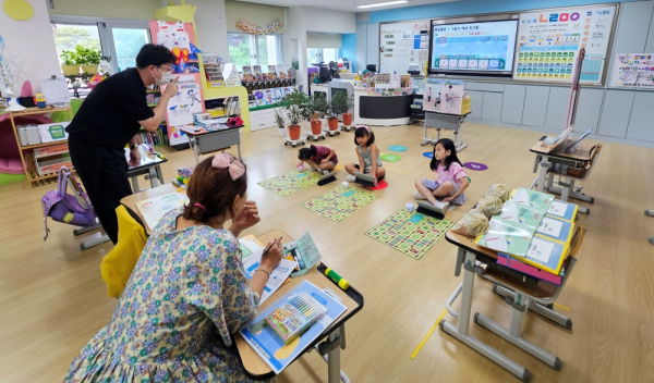 학부모 초청 수업 공개의 날에 1학년 학생들이 수업하고 있는 모습.