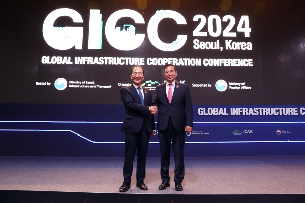 지난 11일, 이성해 국가철도공단 이사장(왼쪽)이 몽골 도로교통개발부의 바트볼드 산다크도르지 차관(오른쪽)과의 면담 후 기념촬영을 하고 있다.