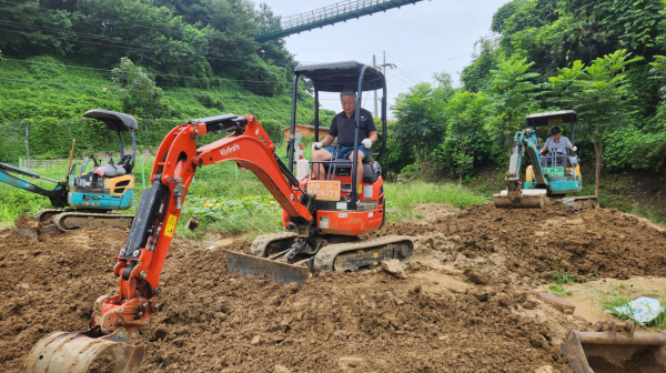 당진시의 한 중장비 운전학원에서 진행된 소형 건설기계 면허취득 과정 교육(2024. 8. 27.).