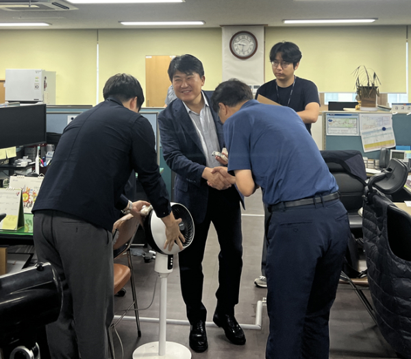 국가철도공단 최영환 수도권본부장(가운데)이 지난 12일 공단 수도권본부에서 직원들에게 추석맞이 청렴 떡나눔 행사를 진행하고 있다.