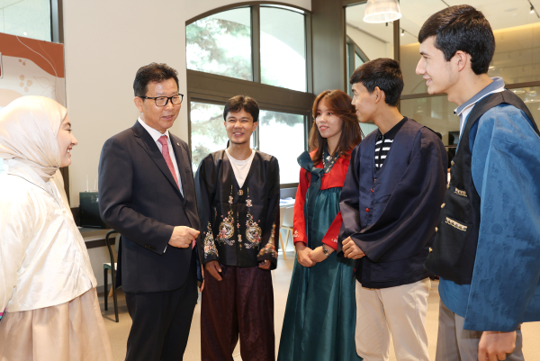 선문대 문성제 총장과 유학생들이 담소를 나누고 있다.