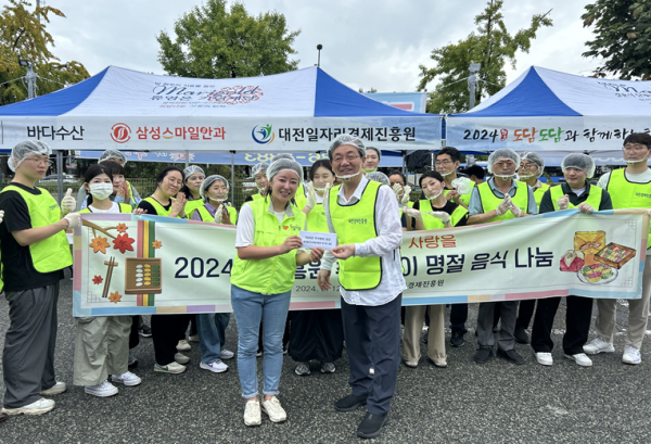 자발적으로 모금한 성금을 전달하는 진흥원 임직원들