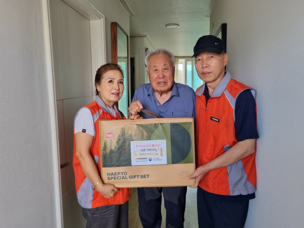 한국타이어 봉사단, 추석명절 맞아 보훈가족 위문 모습