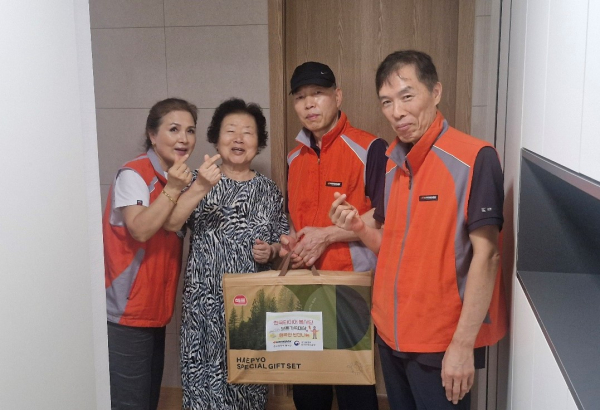 한국타이어 봉사단, 추석명절 맞아 보훈가족 위문 모습