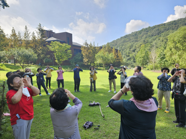 13일, 국립대전숲체원에서 노인 대상 힐링 캠프가 진행되고 있다.