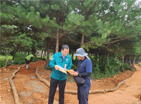찾아가는 건설공사 청렴 상담반이 건설공사 현장에서 애로사항을 청취하고 있다.
