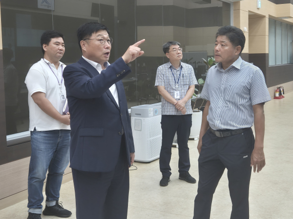 도시통합정보센터 방문 (왼쪽에서 두번째 이승원 경제부시장)