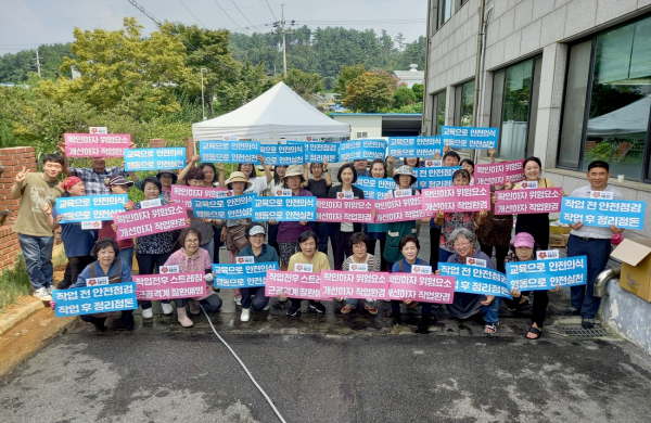 지난 19일 ‘농업인 안전 365 릴레이 챌린지’에 참여한 태안군농업기술센터 직원 및 생활개선태안군연합회 임원들.