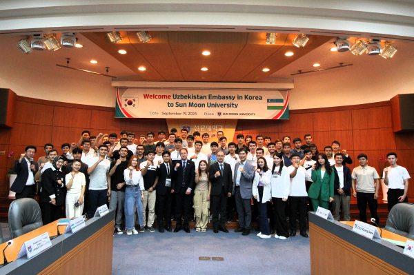 주한 우즈베키스탄 파즐리딘 아르지예브 부대사와 우즈베키스탄 학생들이 특강 후 기념 촬영을 하고 있다.