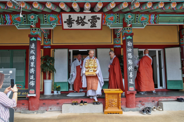 금동비로자나불삼존좌상 봉안식 진행 모습