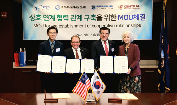 MOU사진 (왼쪽부터 한태희 교육장,데이비스 로버트(DAVIES,ROBERT) 총장, 김동일 시장, 랜캐스터 폴라(LANCASTER, PAULA) 부총장)