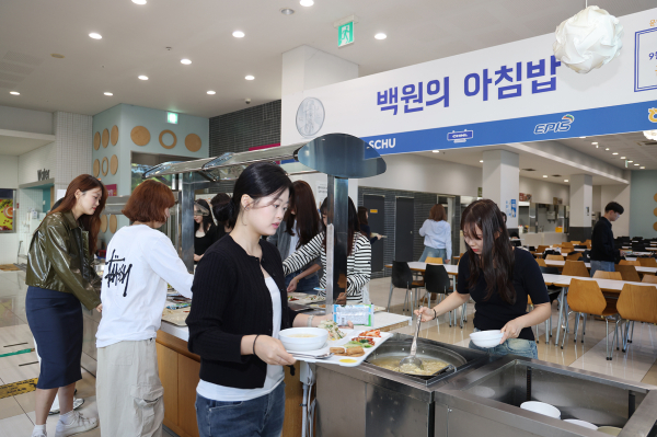 순천향대 재학생들이 향설1관 한식 뷔페식당에서 ‘백 원의 아침밥’을 배식 받고 있다.