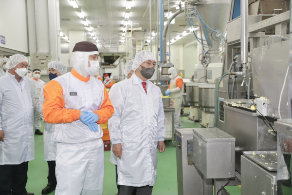 박상돈 천안시장이 천안제2일반산업단지 내에 위치한 신세계푸드 천안공장을 방문해 공장 내부를 둘러보고 있다.