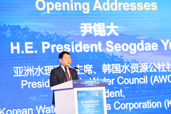 윤석대 한국수자원공사 사장이 24일 중국 베이징 현지에서 열린 ‘2024 아시아국제물주간(Asia International Water Week)’ 개회식에서 환영사를 전하고 있다.