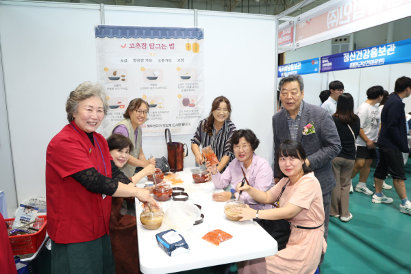 ​지난 24일 태안종합실내체육관에서 진행된 일자리·사회적경제 체험 박람회 모습.​