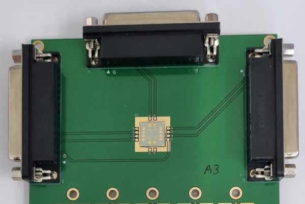 트랜지스터를 방사선 측정용 보드 가운데 부착해 감마선 조사실험을 했다.