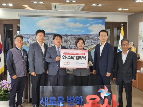 최영환 국가철도공단 수도권본부장(왼쪽 세 번째)과 박희영 용산구청장(오른쪽 세 번째)이 지난 24일 용산구청장실에서 협약을 맺은 후 기념촬영