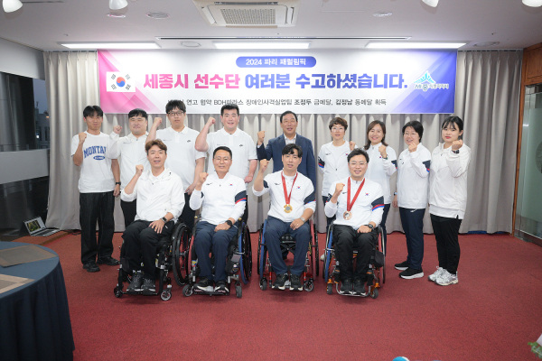 세종시장 패럴림픽 선수단 격려(사진 앞열 오른쪽부터 김정남 선수, 조정두 선수)