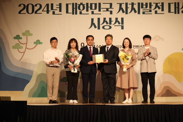 대한민국 자치발전 대상 시상식에서 박희조 동구청장(왼쪽 세번쨰)이 수상하고 있다