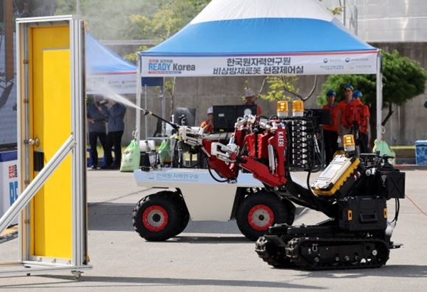 행정안전부가 주관하는 래디코리아 훈련에 한국원자력연구원이 개발한 원자력 로봇을 투입했다.