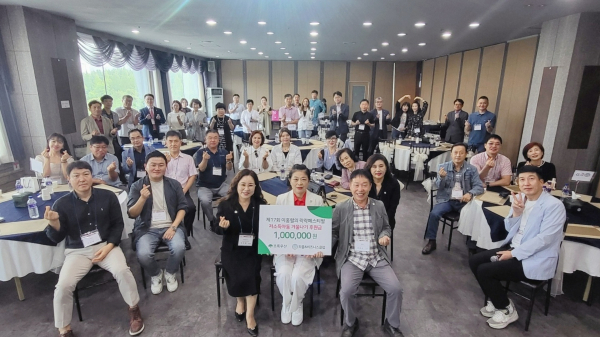 피플&비즈니스클럽(대표 강은숙)이 후원금 100만원 전달 모습
