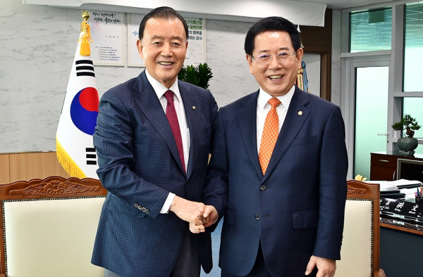 간담회 기념사진 /   * aT 홍문표 사장(좌측), 김영록 전남도지사(우측)