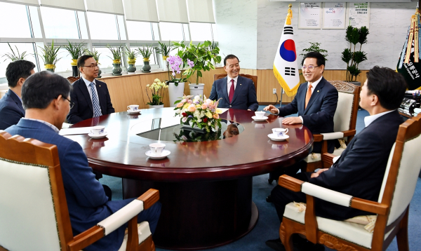 전남도지사와 간담회 기념사진    * aT 홍문표 사장(우측 3번째), 김영록 전남도지사(우측 2번째)