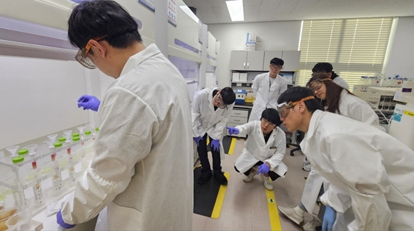 한국원자력연구원이 진행한 제1회 중저준위방사성폐기물 관리 및 분석기술 교육에 참여한 교육생들이 연구원 내 실험실에서 방사성폐기물 핵종분석 실습을 하고 있다.