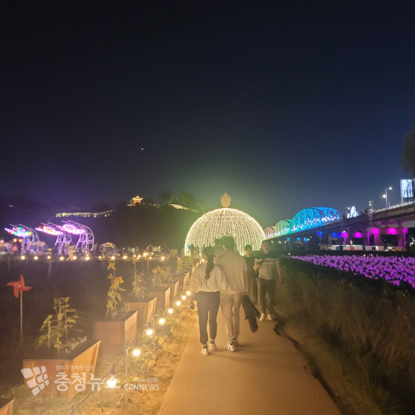 공주 백제문화제 미르섬 축제장 모습