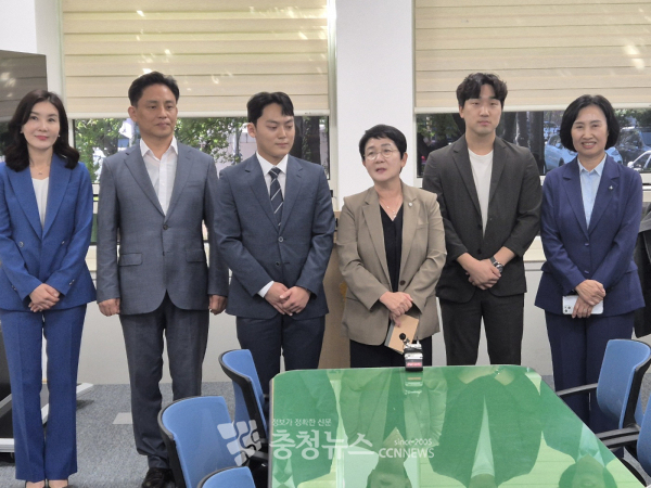 더불어민주당 대전시당 신임 대변인단. (왼쪽부터) 인미동 유성구의원, 김관홍 정책위 부의장, 김난웅 전 20대 대선 공동선대위원장, 박정현 시당위원장, 권인호 대덕구지역위 청년위원장, 채계순 전 대전시의원