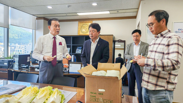 배추 품위 점검 후 안전 관리 당부하는 홍문표 사장, * 한국농수산식품유통공사 홍문표 사장(왼쪽 1번째)