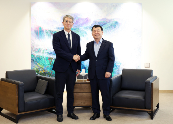 윤석대 한국수자원공사 사장(사진 오른쪽)은 30일 대전 본사에서 정기용 외교부 인도-태평양 특별대표(사진 왼쪽)와 만나 글로벌 물 분야 협력 방안에 대해 논의를 나눴다.