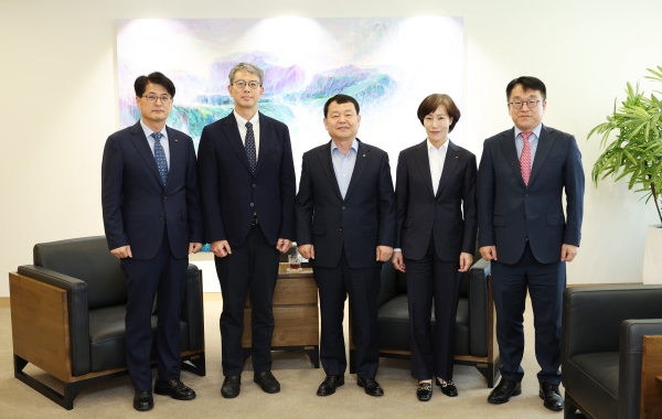 윤석대 한국수자원공사 사장(사진 가운데)은 30일 대전 본사에서 정기용 외교부 인도-태평양 특별대표(사진 왼쪽 두 번째)와 만나 글로벌 물 분야 협력 방안에 대해 논의를 나눴다.