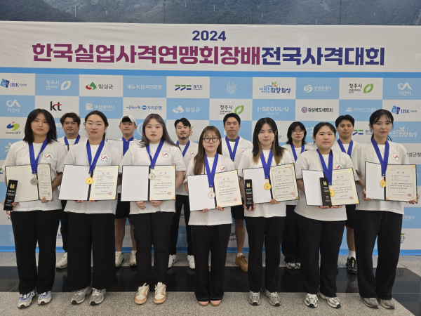 서산시청 사격팀이 지난달 28일 대구국제사격장에서 메달 획득을 기념했다.