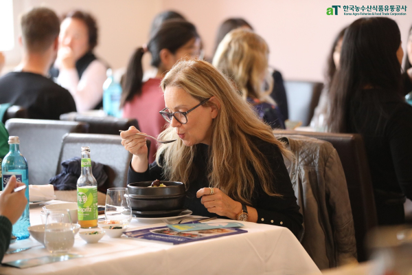 삼계탕을 시식하고 있는 유럽 현지 소비자