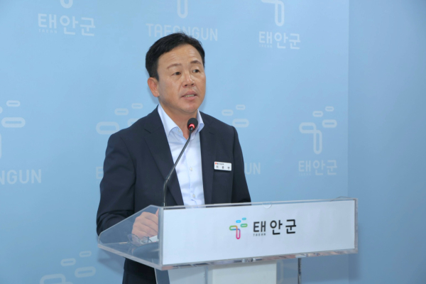 2일 군청 브리핑실에서 정례브리핑 중인 이종연 건설과장.