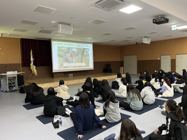 지난 9월 한국산림과학고등학교 학생들이 ‘숲을 꿈꾸다’ 진로체험 캠프 프로그램에 참여하고 있다.