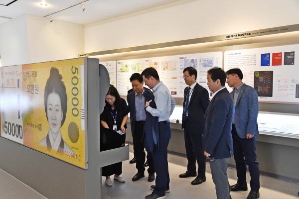 성창훈 사장(왼쪽에서 세 번째)이 새로 리뉴얼 오픈한 화폐박물관 3전시실 위조방지홍보관을 둘러보고 있다.