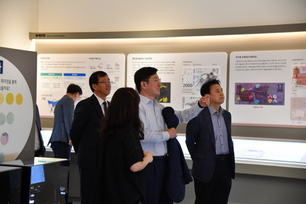 성창훈 사장이 새로 리뉴얼 오픈한 화폐박물관 3전시실 위조방지홍보관을 둘러보고 있다.