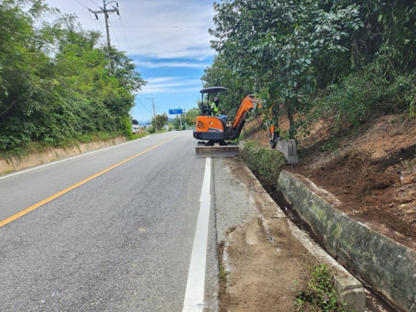 군민 안전 위한 대대적 도로정비를 하는 중인 홍성군